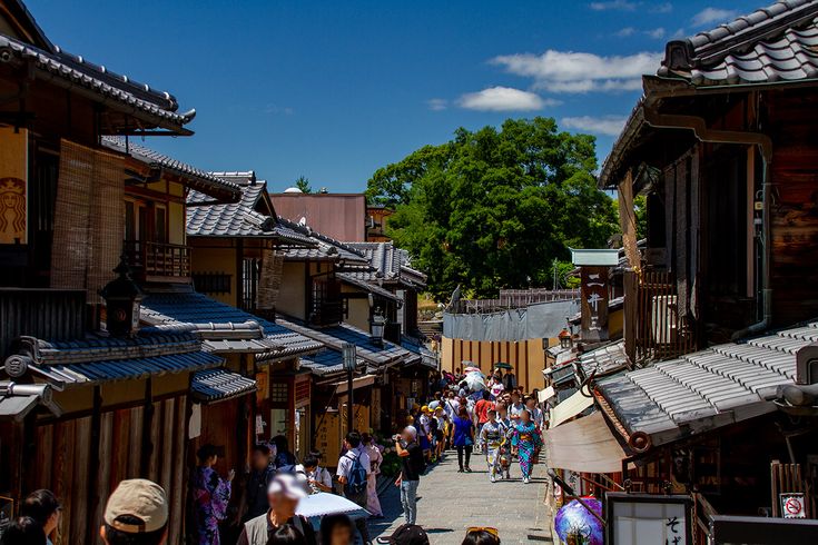 Sannenzaka: Unveiling Kyoto's Historic Streets: A Guided Walking Tour